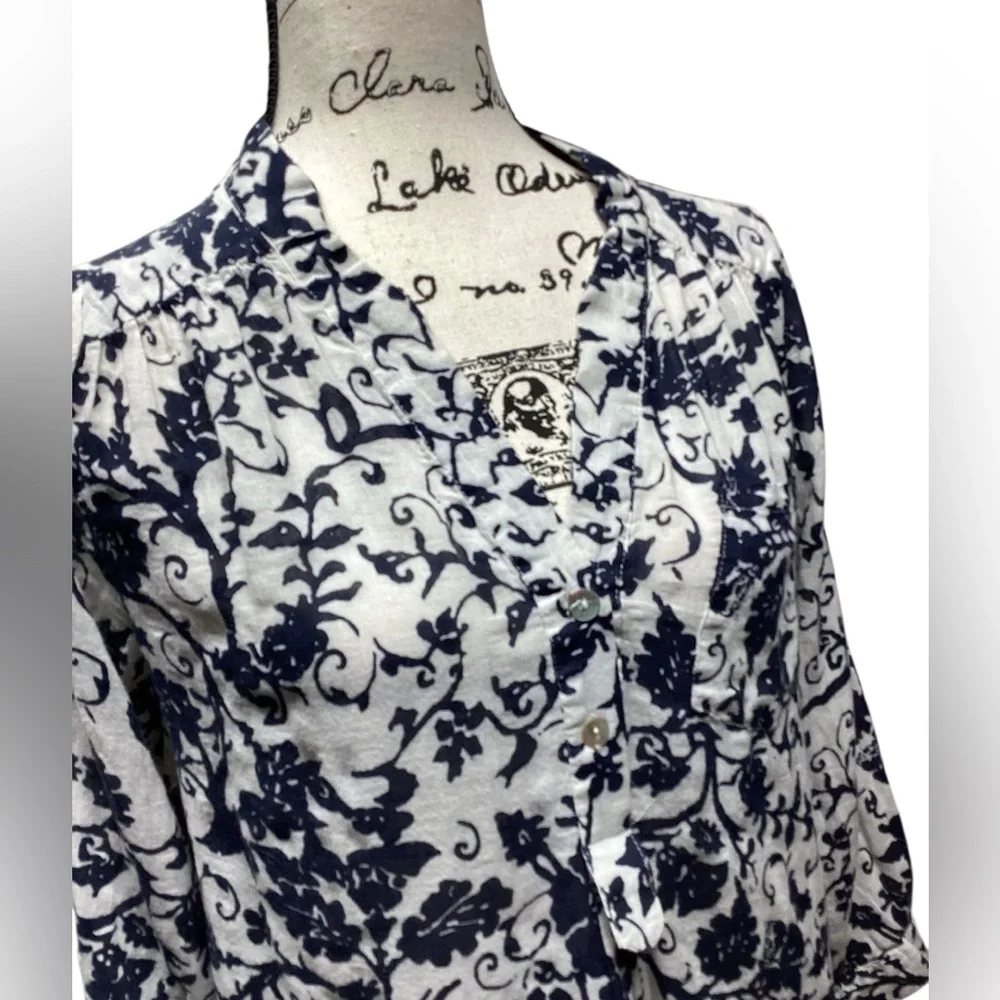 Honey Punch vneck Navy print Blouse Size Small